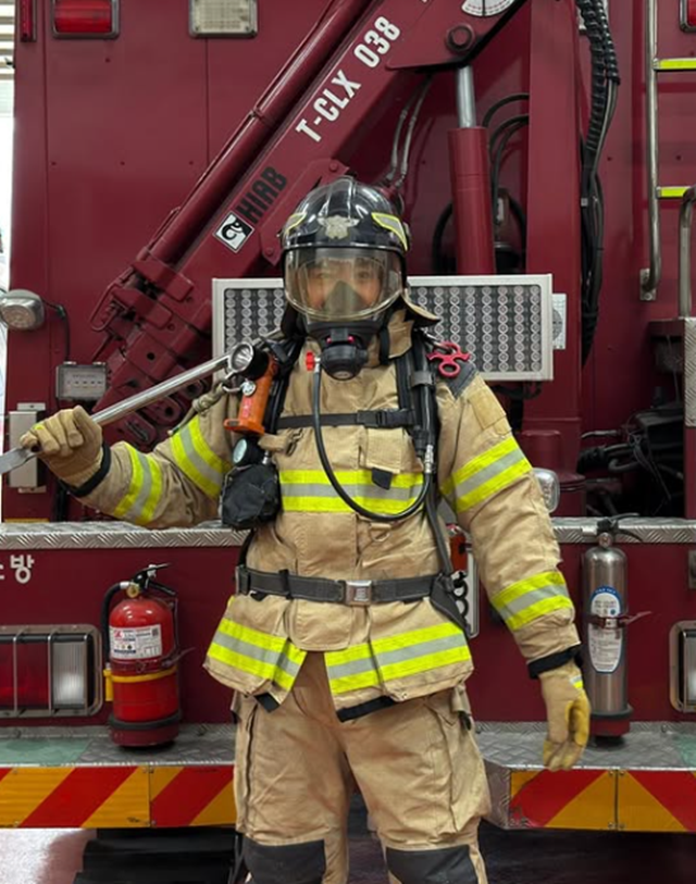 UDT(해군특수전전단) 출신으로 큰 인기를 끌고 있는 방송인 덱스(본명 김진영)가 소방관이 된 모습을 공개해 화제다. 사진=덱스 SNS