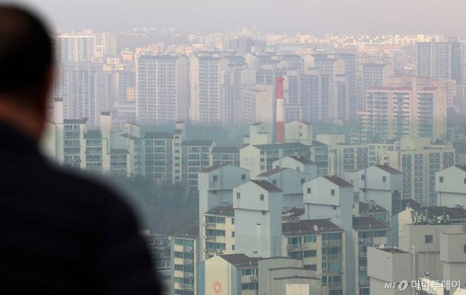 정부의 잇단 부동산 규제 이후 비교적 잠잠했던 서울 외곽지역 아파트값이 꿈틀거리고 있다. 노원·도봉·강북(노도강)과 금천·관악·구로(금관구) 지역을 중심으로 신고가 거래가 잇따르며, 집값 상승 흐름이 외곽으로 확산하는 양상이다.  사진은 15일 오후 서울 강북구 북서울꿈의숲 전망대에서 바라본 강북 지역 아파트 단지 모습. /사진=뉴시스