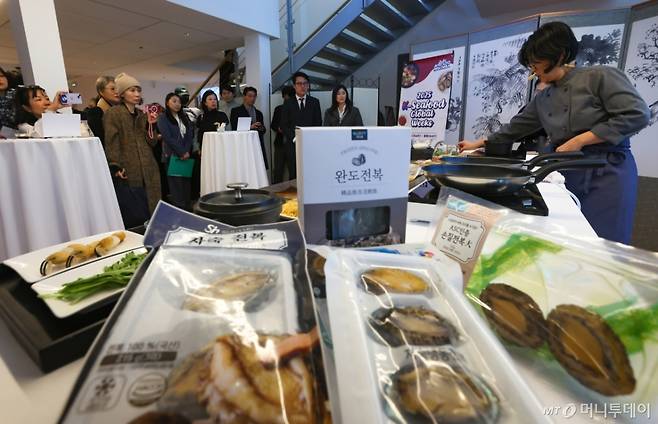 프랑스 파리 주프랑스한국문화원에서 열린 ‘한식당 대상 K-FISH 쇼케이스 및 품평회’에 전복과 굴, 어묵 등 한국산 수산물을 활용한 한식 레시피 시연이 진행되고 있다. 기사내용과 무관./사진=뉴스1.