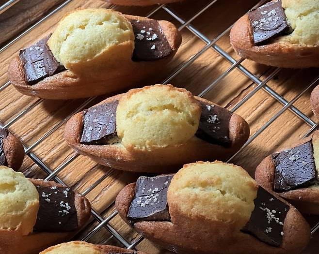 사진은 바닷마을과자점의 소금초코 마들렌. /사진=다이어리알