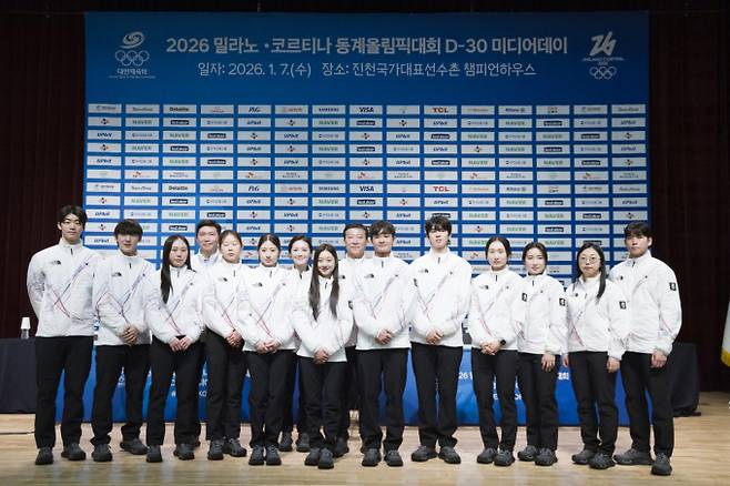 다음달 7일(한국시각) 개막하는 2026 밀라노·코르티나담페초 동계올림픽에 한국이 69명의 선수단을 파견한다. 사진은 지난 7일 충북 진천 국가대표선수촌에서 열린 동계올림픽 D-30 미디어데이에서 기념 촬영에 임한 유승민 대한체육회장과 대표팀 선수들. /사진=뉴시스