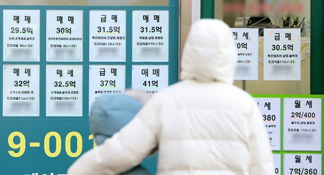 막대한 유동성이 집값 상승의 불쏘시개가 될 수 있다는 우려가 나온다. 사진은 22일 서울 송파구의 한 부동산에 인근 아파트 월세·전세·매매 매물 안내문. /사진=뉴스1