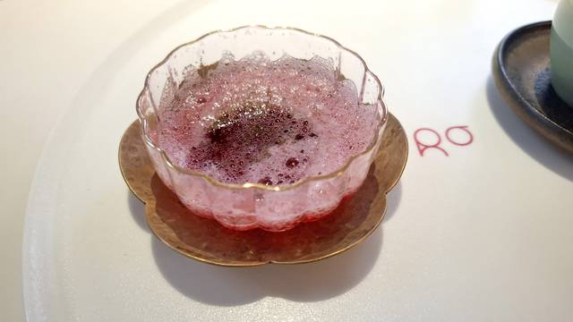 장미에센스를 올린 ‘류니끄’의 에이드.