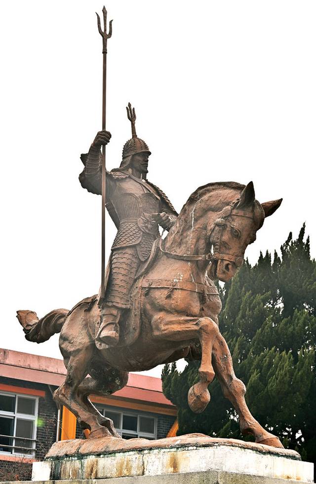 부여군청 앞에 있다가 충남 논산 구자곡초 교정으로 옮겨진 계백 동상.