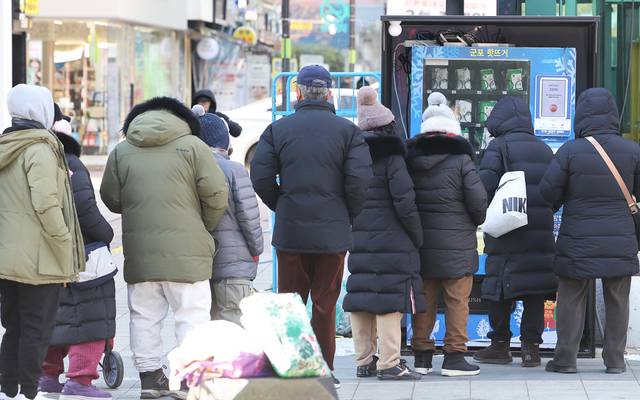 ‘무료핫팩’ 자판기 앞 긴 줄  : 서울·수도권 체감기온이 영하 21도 아래로 내려가는 등 맹추위가 이어지는 가운데, 21일 오전 경기 군포시 산본로데오거리에서 두꺼운 방한복을 입은 시민들이 스마트 핫팩 자판기 ‘군포 핫뜨거’를 통해 핫팩을 무료로 받기 위해 줄지어 서 있다.   연합뉴스