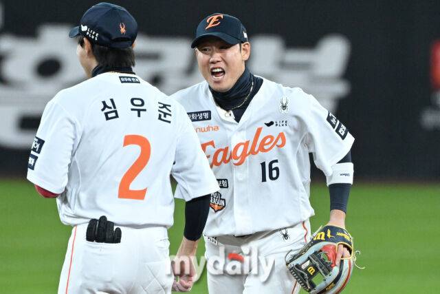 30일 대전 한화생명 볼파크 야구장에서 열린 '2025 신한 SOL 뱅크 KBO 한국시리즈 4차전' LG 트윈스와 한화 이글스 경기. 한화 하주석이 5회초 1사 1-3루 LG 박해민을 병살로 잡은 후 기뻐하고 있다./마이데일리