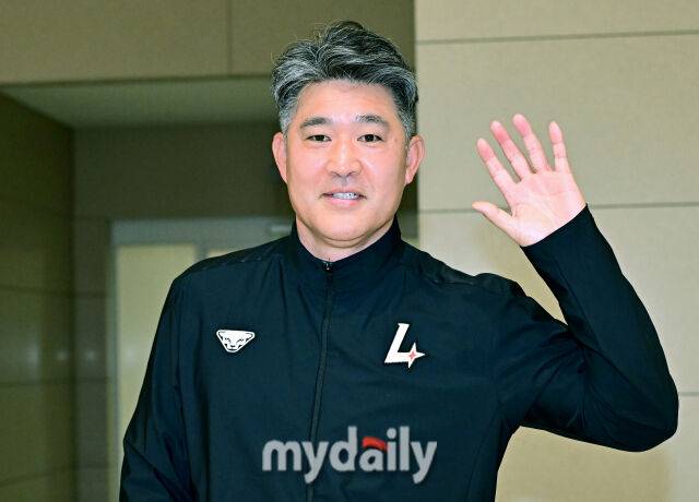 SSG 랜더스 이숭룡 감독이 19일 인천국제공항을 통해 2026시즌 1차 스프링 캠프 참석 차 미국 플로리다로 출국했다./마이데일리