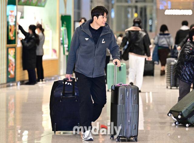 SSG 랜더스 김재환이 19일 인천국제공항을 통해 2026시즌 1차 스프링 캠프 참석 차 미국 플로리다로 출국했다./마이데일리