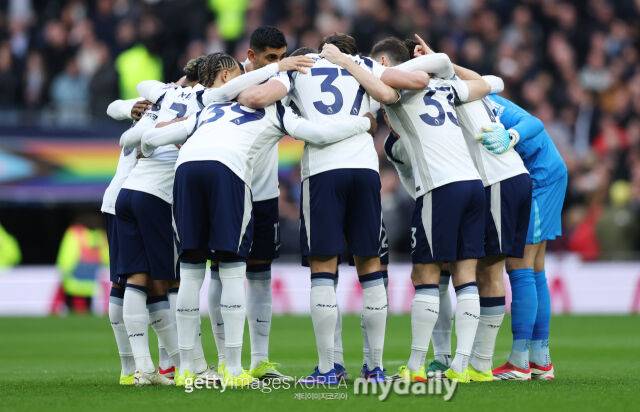 경기 전 이야기를 나누는 토트넘 선수들. /게티이미지코리아