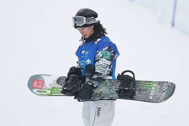 일본의 히라노 아유무가 지난해 12월 12일 중국 장자커우의 겐팅 스노파크에서 열린 FIS 스노보드 하프파이프 월드컵 3일 차 남자 결승에서 경기 후 금메달을 확정한 뒤 기뻐하고 있다. [게티이미지]