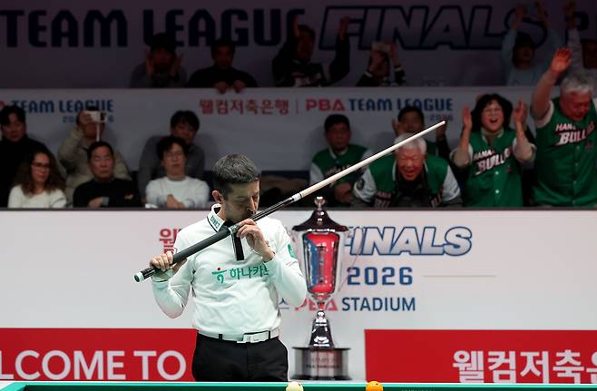 하나카드 무라트 나지 초클루가 우승을 확정짓고 큐에 입을 맞추고 있다.