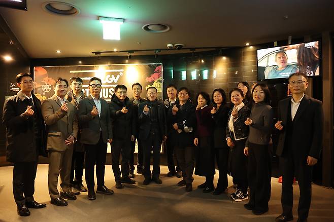 이명구 관세청장(왼쪽 7번째)이 영화 ‘슈가’ 관람후 직원들과 단체사진을 찍고 있다.