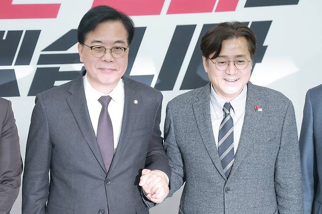 송언석(왼쪽) 국민의힘 원내대표가 22일 국회를 방문한 홍익표(오른쪽) 청와대 정무수석과 기념 촬영하고 있다. [연합]