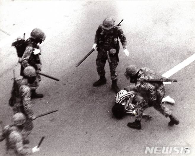 [광주=뉴시스]1980년 5·18 광주민주화 운동 당시 무방비 상태의 시민에게 곤봉을 휘두르며 폭력을 가하는 계엄군의 모습. 정씨는 당시를 "한민족으로서 있을 수 없는 일"이라고 기억했다. <저작권자 요청으로 회원사는 사용할 수 없습니다> 2020.01.03 (제공=정태원씨) *재판매 및 DB 금지