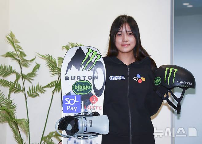 [서울=뉴시스] 김근수 기자 = 2026 밀라노·코르티나담페초 동계 올림픽 기대주이자 한국 스노우보드 간판 최가온이 지난 6일 서울 강남구 올댓스포츠 본사에서 뉴시스와 인터뷰를 마치고 기념촬영을 하고  있다. 최가온은 지난 중국 허베이성 장자커우시에서 열린 2025-26 FIS 스노보드 월드컵 여자 하프파이프 결선에서 92.75점을 기록하며 우승을 차지해 이번 올림픽에 기대를 걸고 있다. 2026.01.07. ks@newsis.com