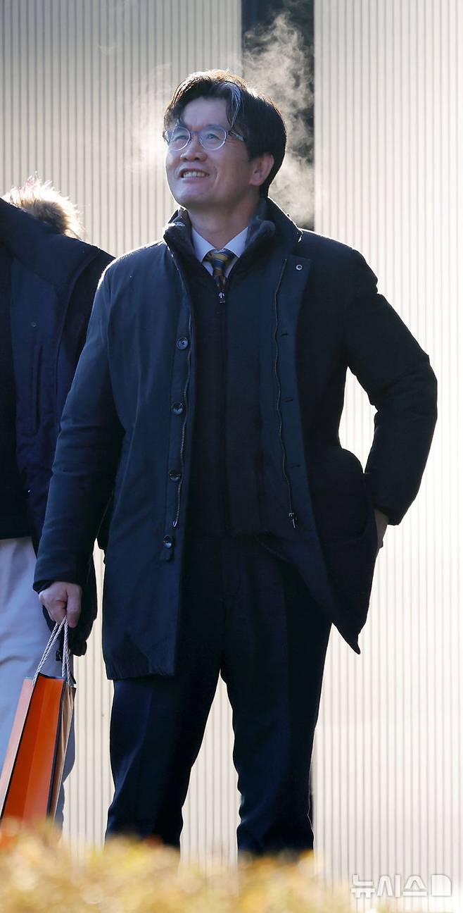 [과천=뉴시스] 홍효식 기자 = 오동운 고위공직자범죄수사처(공수처) 처장이 22일 오전 경기 과천시 정부과천청사 공수처로 출근하며 주변을 살펴보고 있다.이날은 국회 위증 혐의 수사를 지연시킨 혐의로 기소된 오동운 공수처장의 첫 재판이 열린다. 2026.01.22. yesphoto@newsis.com