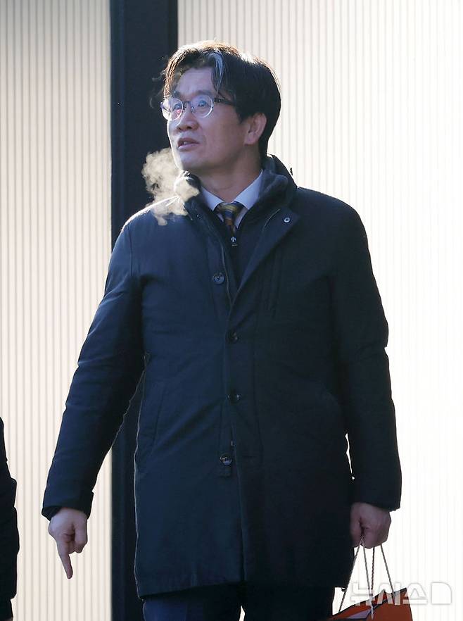 [과천=뉴시스] 홍효식 기자 = 오동운 고위공직자범죄수사처(공수처) 처장이 22일 오전 경기 과천시 정부과천청사 공수처로 출근하며 주변을 살펴보고 있다.이날은 국회 위증 혐의 수사를 지연시킨 혐의로 기소된 오동운 공수처장의 첫 재판이 열린다. 2026.01.22. yesphoto@newsis.com