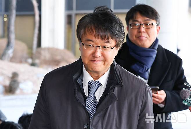 [서울=뉴시스] 최진석 기자 = 통일교와 신천지의 정교유착 의혹을 수사하는 검찰·경찰 합동수사본부의 본부장을 맡은 김태훈 합수본부장이 8일 서울 서초구 서울고검으로 출근하고 있다. 2026.01.08. myjs@newsis.com