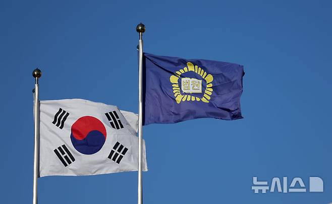 [서울=뉴시스] 김진아 기자 =  서울 서초구 대법원.에서 법원 깃발이 휘날리는 모습 2025.12.08. bluesoda@newsis.com