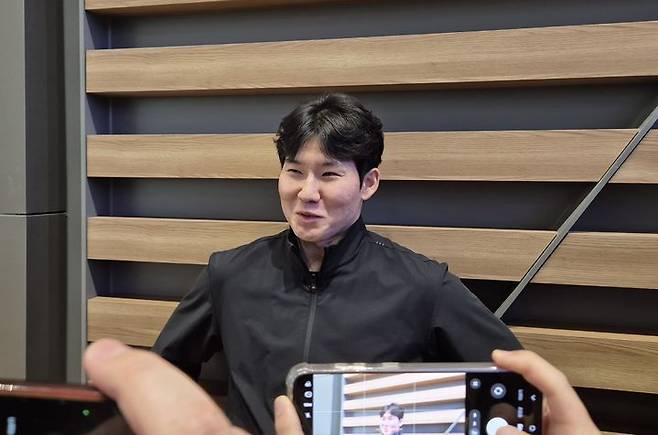 [인천공항=뉴시스] 문채현 기자 = 프로야구 NC 다이노스 박민우가  21일 NC의 스프링캠프 출국을 앞두고 인천국제공항에서 취재진을 만나 인터뷰를 하고 있다. 2026.01.21. dal@newsis.com *재판매 및 DB 금지