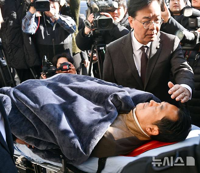 [서울=뉴시스] 김명년 기자 = 장동혁 국민의힘 대표가 22일 서울 여의도 국회 로텐더홀에서 통일교게이트·더불어민주당공천뇌물 '쌍특검' 수용을 요구 단식 농성을 중단하고 병원으로 이송되고 있다. (공동취재) 2026.01.22.photo@newsis.com