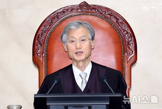 [서울=뉴시스] 이영환 기자 = 조희대 대법원장이 22일 오후 서울 서초구 대법원 대법정에서 열린 전원합의체 선고에 참석해 발언을 하고 있다.이날 전원합의체는 5·18민주화운동 당시 계엄군에게 폭행을 당했거나 불법 구금돼 구타를 당한 뒤 숨진 이들의 유가족 15명이 국가를 상대로 제기한 손해배상 청구 소송의 상고심 판결 등을 선고한다. 2026.01.22. 20hwan@newsis.com