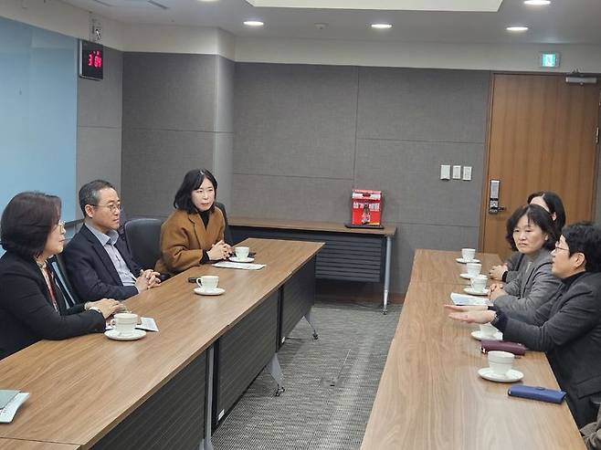 [천안=뉴시스] 윤은미 천안시 복지정책국장(왼쪽 위쪽)이 22일 충남도청을 방문해 관계자들과 현안사업에 대한 협조사항을 공유했다. (사진=천안시 제공) 2026.01.22. photo@newsis.com *재판매 및 DB 금지