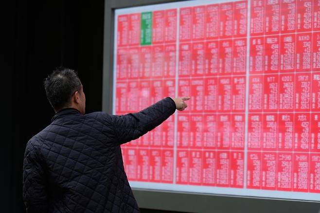 [도쿄=AP/뉴시스] 지난해 10월 27일 일본 도쿄의 한 증권사에서 전자 주가판에 표시된 닛케이지수를 바라보는 시민의 모습. 2026.01.22.