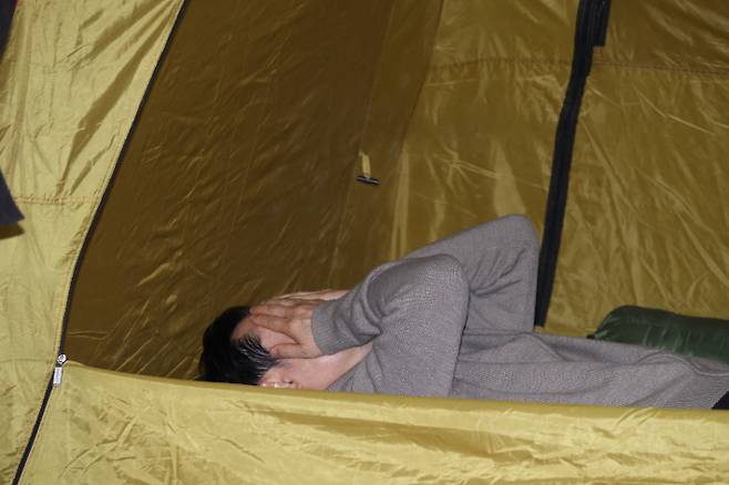 '통일교 게이트 특검·민주당 공천뇌물 특검' 수용을 촉구하며 6일째 단식을 이어가고 있는 국민의힘 장동혁 대표가 20일 서울 여의도 국회 로텐더홀 농성장에 마련된 천막에 누워있다. 윤창원 기자