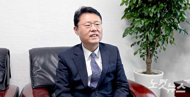 순복음금정교회에서 CBS와 만나 인터뷰를 하고 있는 부산교회총연합회 대표회장 김형근 목사. 이강현 기자