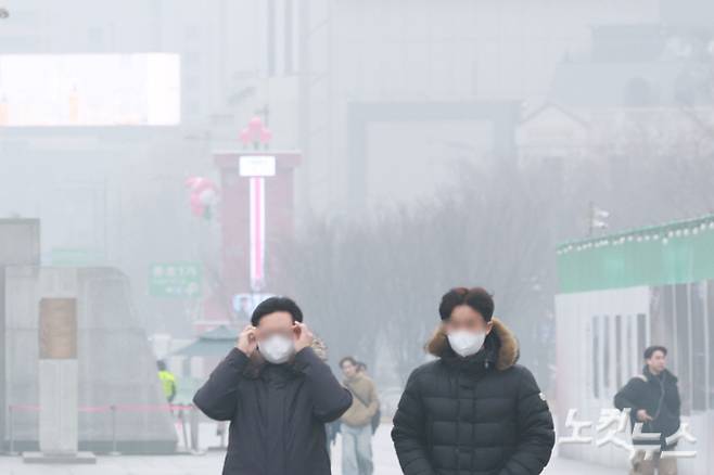 미세먼지 농도가 '나쁨' 수준을 보인 16일 오전 서울 종로구 광화문 광장 일대가 뿌옇게 보이고 있다. 류영주 기자