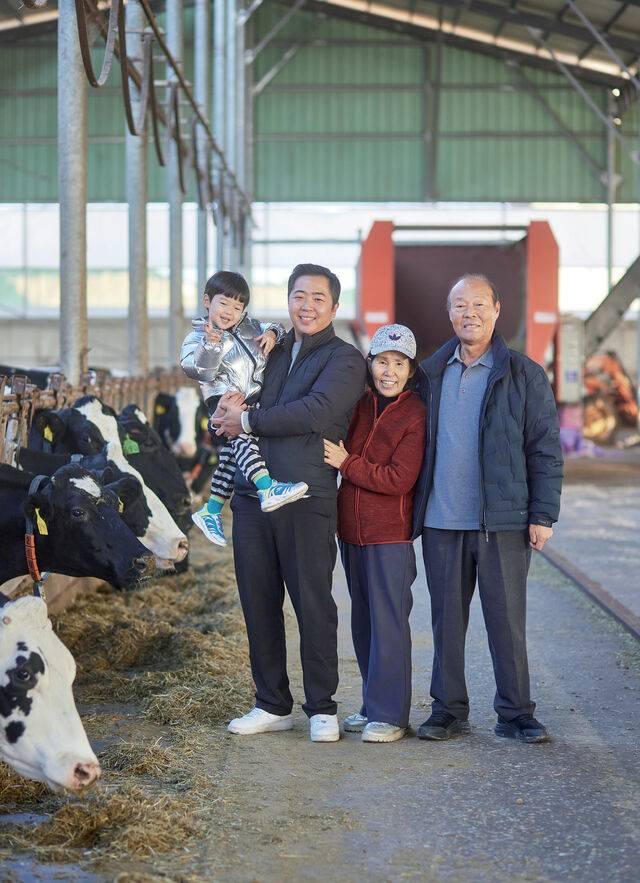 왼쪽부터 아들 김반하 군과 <빅웨이목장> 김기현 대표, 어머니 이정순 씨, 아버지 김만성 씨.