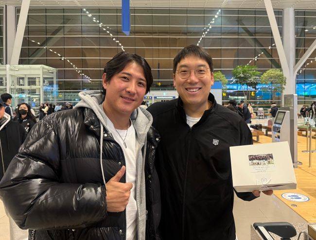 은퇴했는데 존재감 실화? 새벽 간식 배달→50억 절친에 등번호 ‘10’ 선물, 황재균 ‘영원한 마법사’ 자청하다