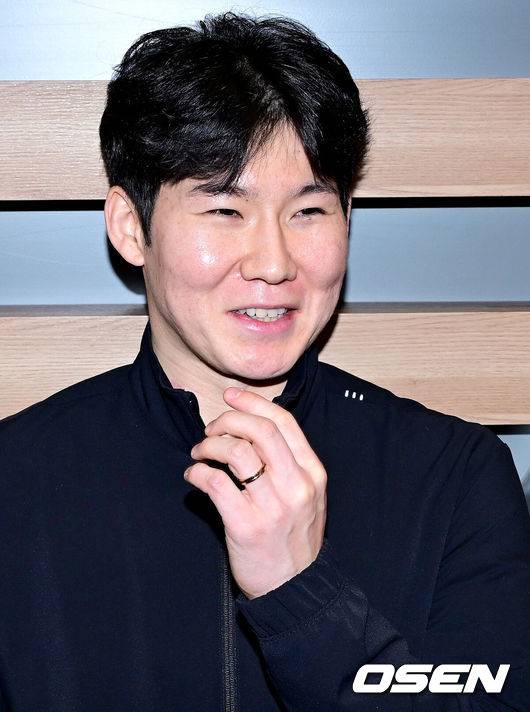 [OSEN=인천공항, 최규한 기자] 프로야구 NC 다이노스 이호준 감독과 박민우가 2026 시즌을 준비하기 위해 21일 오후 미국으로 출국했다.NC는 오는 3월 7일까지 미국 애리조나주 투손에서 2026 스프링캠프(CAMP2) 담금질에 나선다.&nbsp;캠프 초반에는 기술 훈련, 후반부에는 청백전을 통해 선수들의 실전 감각과 조직력을 끌어올릴 예정이다.NC 박민우가 출국을 앞두고 취재진과 질의응답 시간을 갖고 있다. 2026.01.21 / dreamer@osen.co.kr