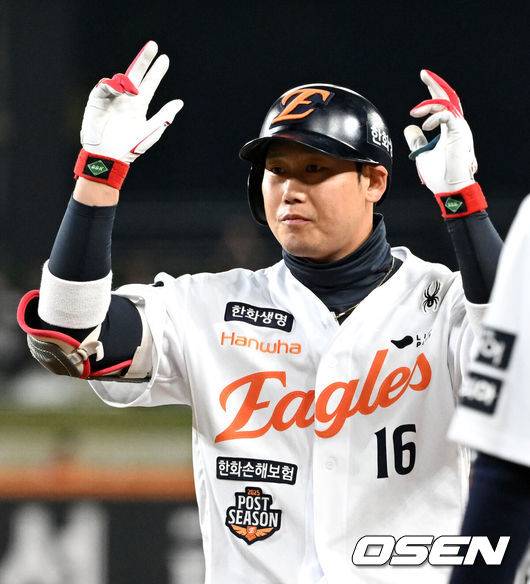 [OSEN=대전, 이대선 기자] 29일 대전 한화생명볼파크에서 2025 신한 SOL Bank KBO리그 포스트시즌 한국시리즈 3차전 한화 이글스와 LG 트윈스의 경기가 열렸다.이날 경기에 한화는 폰세를, LG는 손주영을 선발투수로 내세웠다. 2회말 1사 1루에서 한화 하주석이 좌전 안타를 치고 환호하고 있다. 2025.10.29 /sunday@osen.co.kr