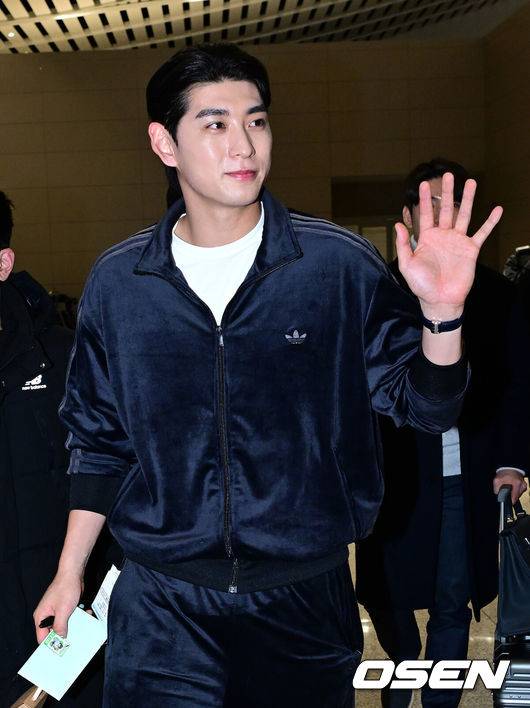 [OSEN=인천공항, 최규한 기자] 미국 메이저리그 샌프란시스코 자이언츠 이정후가 2026 시즌을 위해 21일 오후 인천공항을 통해 미국으로 출국했다.이정후는 LA에서 개인 훈련을 진행한 뒤 팀 스프링캠프가 열리는 애리조나주 스코츠데일로 이동할 계획이다.이정후가 출국하며 인사를 전하고 있다. 2026.01.21 / dreamer@osen.co.kr