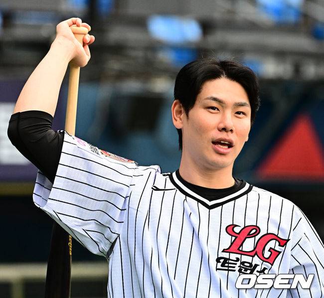 [OSEN=잠실, 지형준 기자] 20일 서울 잠실구장에서 ‘2025 신한 SOL Bank KBO리그’ LG 트윈스와 삼성 라이온즈의 경기가 열렸다.LG는 외국인 투수 톨허스트를, 삼성은 원태인을 선발투수로 내세웠다.경기에 앞서 LG 홍창기가 훈련을 하며 미소짓고 있다. 2025.09.20 /jpnews@osen.co.kr
