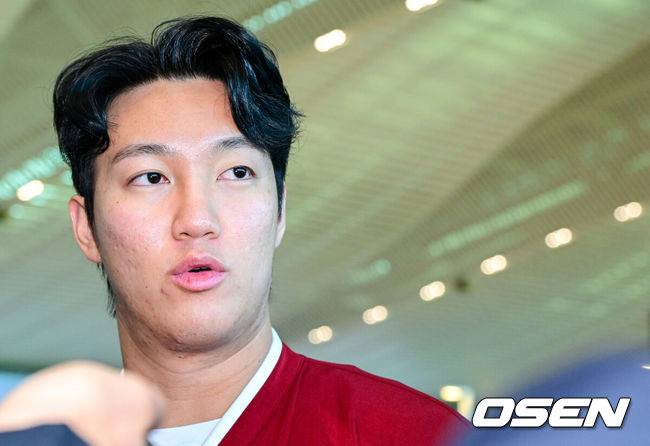 [OSEN=인천공항, 최규한 기자] 프로야구 키움 히어로즈가 2026 시즌을 준비하기 위해 22일 오전 대만 가오슝으로 출국했다.키움은 22일부터 3월 7일까지 총 45일간 대만 가오슝에서 2026시즌을 위한 스프링캠프에 돌입한다. 이번 캠프에는 설종진 감독을 포함한 코칭스태프 12명과 선수 48명 등 총 60명이 참가한다.키움 안우진이 출국을 앞두고 취재진과 질의응답 시간을 갖고 있다. 2026.01.22 / dreamer@osen.co.kr