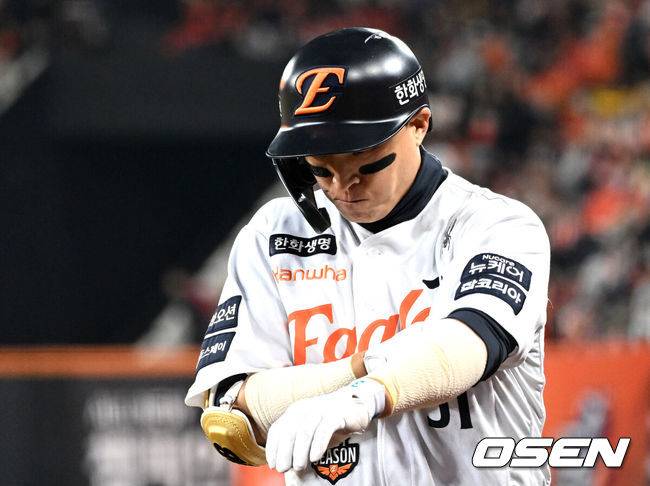 [OSEN=대전, 이대선 기자] 31일 대전 한화생명볼파크에서 2025 신한 SOL Bank KBO리그 포스트시즌 한국시리즈 5차전 한화 이글스와 LG 트윈스의 경기가 열렸다.이날 경기에 한화는 문동주를, LG는 톨허스트를 선발투수로 내세웠다. 8회말 1사 1루에서 한화 손아섭이 병살타로 물러나며 아쉬워하고 있다. 2025.10.31 /sunday@osen.co.kr