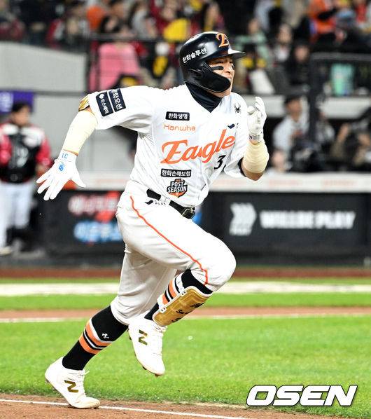 [OSEN=대전, 이대선 기자] 30일 대전 한화생명볼파크에서 2025 신한 SOL Bank KBO리그 포스트시즌 한국시리즈 4차전 한화 이글스와 LG 트윈스의 경기가 열렸다.이날 경기에 한화는 와이스를, LG는 치리노스를 선발투수로 내세웠다. 3회말 1사에서 한화 손아섭의 땅볼을 치고 그라운드를 달리고 있다. 2025.10.30 /sunday@osen.co.kr