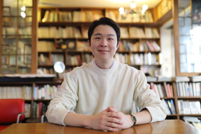 ▲지난 16일 서울 마포구에서 <프레시안>과 만난 김형남 사무국장은 서울시의 핵심 문제를 "가장 왕성히 활동하는 30대 시민들이 내 집을 마련할 수 없는 도시가 된 것"이라고 설명했다.ⓒ프레시안(박상혁)