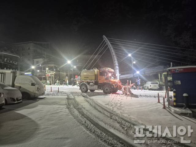 ▲폭설이 쏟아지는 지난 21일 새벽, 울릉도의 관문 도동항에서 대형 제설 차량이 칠흑 같은 어둠을 뚫고 밤샘 제설 작업에 박차를 가하고 있다. ⓒ프레시안