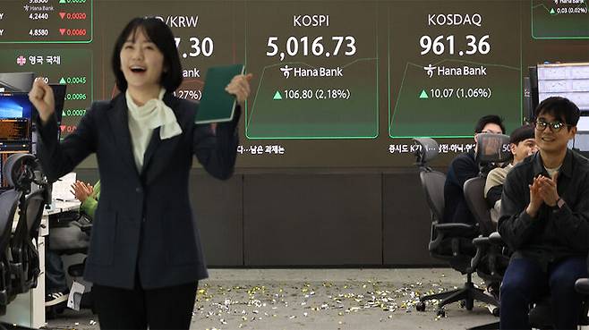 스피가 장중 5,000을 넘어선 가운데 22일 오전 서울 중구 하나은행 딜링룸에서 딜러가 환호하고 있다. (사진=연합뉴스)