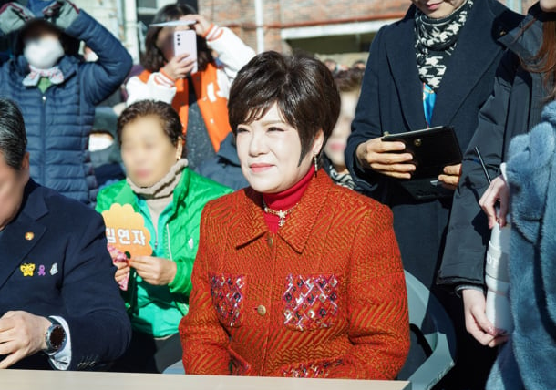 트로트 가수 김연자가 지난 20일 광주광역시 남구 서동(사직동)에서 열린 노래비 제막식에 참석하고 있다. 초이크리에이티브랩