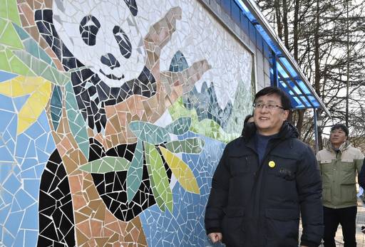 김성환 기후에너지환경부 장관이 22일&nbsp;광주 북구 우치동물원을 방문해 판다 벽화를 살펴보고 있다. 김 장관은 이날 향후 우치동물원 판다 도입에 대비한 동물원 시설과 인력 등을 직접 점검했다. 뉴시스
