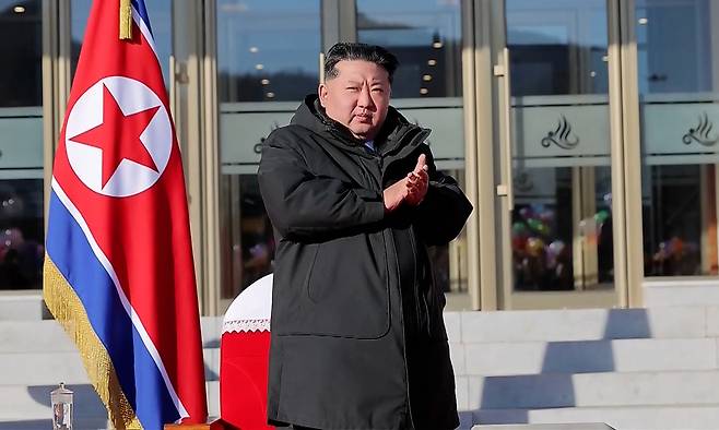 김정은 북한 국무위원장이 20일 함경북도 경성군 온포근로자휴양소 준공식에 참석해 박수치고 있다. 그는 주민이 일상에서 즐길 수 있는 문화생활을 더 늘리라고 주문했다. 연합뉴스·조선중앙TV