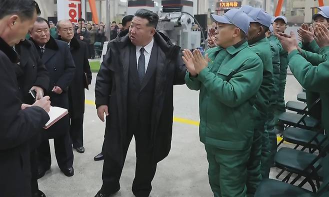 김정은 북한 국무위원장이 19일 함경남도 용성기계연합기업소에서 열린 ‘용성기계연합기업소 1단계 개건현대화대상 준공식’에 참석해 관계자들과 대화하고 있다. 뉴시스·조선중앙TV