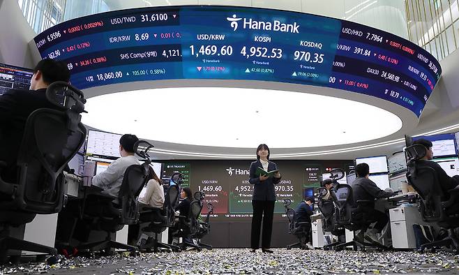 코스피가 장중 5019.54까지 오른 22일 서울 중구 하나은행 딜링룸 전광판에 코스피 마감 시세가 나오고 있다. 뉴시스