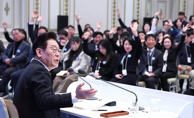 이재명 대통령이 21일 청와대 영빈관에서 열린 2026년 신년 기자회견에서 질문을 받고 있다. 연합뉴스
