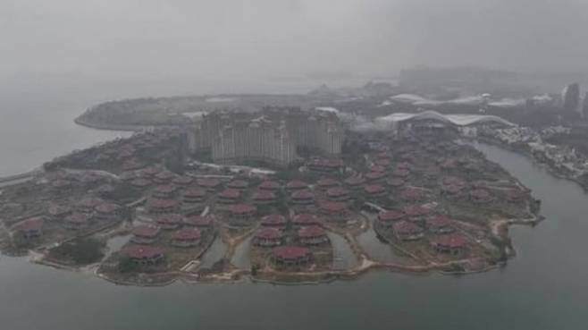 중국 하이난성 앞바다에 조성된 인공 군도 하이화다오(海花岛·오션 플라워 아일랜드) 전경. ‘중국판 두바이’를 표방하며 대규모 개발이 추진됐지만, 상당수 주거·상업시설이 미완 상태로 남아 중국 부동산 위기의 상징으로 거론되고 있다. SNS 영상 캡처